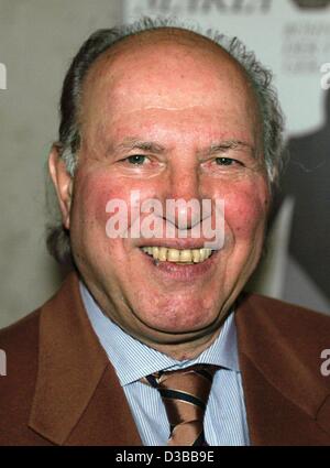 (Afp) - L'écrivain hongrois Imre Kertesz, représenté à Berlin, 9 octobre 2002. L'Assemblée Nobel en Suède a annoncé le 10 octobre que le prix Nobel de littérature 2002 est à attribuer à la survivante de l'Holocauste "pour l'écriture qui respecte l'expérience fragile de l'individu contre l'un barbare Banque D'Images