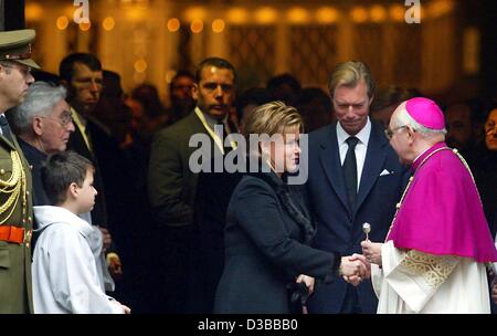 (Afp) - L'Arc évêque de Luxembourg Fernand Franck dit au revoir à la grande-duchesse Maria Theresa et le Grand-Duc Henri de Luxembourg après un service commémoratif à la Cathédrale Notre Dame pour les victimes de l'accident d'avion Luxair, Luxembourg, le 10 novembre 2002. Vingt personnes sont mortes lorsqu'un avion Luxair fro Banque D'Images