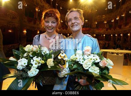 (Afp) - L'actrice Inger Nilsson, qui a joué Pippi Longstockings (Pippi Langstrump) dans les années 70, les films de télévision, et Karin Nyman, fille de l'auteur suédois Astrid Lindgren, posent avec des fleurs dans leurs mains lors d'une cérémonie à Munich, le 6 novembre 2002. Astrid Lindgren, décédé le 28 janvier à l'âge o Banque D'Images