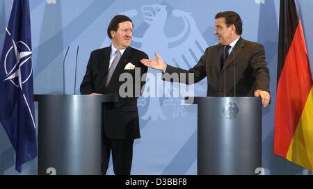 (Afp) - Lord George Robertson (L), le Secrétaire général de l'OTAN, et le chancelier allemand Gerhard Schroeder, photographié lors d'une conférence de presse à Berlin, 4 novembre 2002. Robertson a déclaré que les relations transatlantiques ont été essentielles pour la sécurité des Etats du traité et qu'il n'y a pas d'alternative pour Banque D'Images