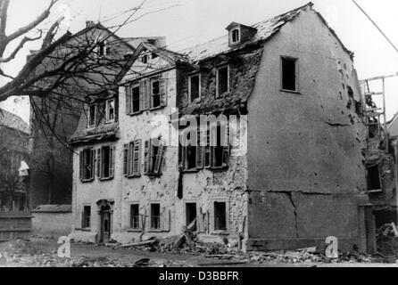 (Afp) - un filer non datée montre la maison de Schiller à Weimar, qui a été gravement endommagé par l'anglais et les bombes américaines en février 1945. La maison a été construite en 1777 et a été Schiller's dernier domicile à partir de 1802 jusqu'à sa mort en 1805. Banque D'Images