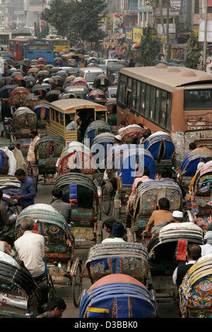 Embouteillage de pousse-pousse dans les rues de Dhaka, Bangladesh Banque D'Images