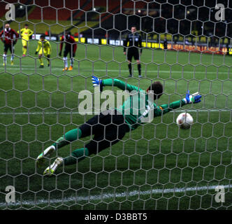 Moscou, Russie. 14 février 2013. L'UEFA Europa League.Anzhi Makhachkala FC vs Hanovre 96...sur la photo : Hanovre 96 gardien Ron-Robert Zieler # 1 (droit de crédit : Crédit : Aleksander V.Tchernykh/PhotoXpress/ZUMAPRESS.com/Alamy Live News) Banque D'Images