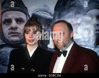 (Afp) - le réalisateur allemand Joseph Vilsmaier et son épouse, l'actrice Dana Vavrova, posent devant l'affiche de film de Vilsmaier film 'Stalingrad' à la première du film à Munich, janvier 1993. Né le 24 janvier 1939 à Munich, Vilsmaier est devenu un directeur de film Banque D'Images