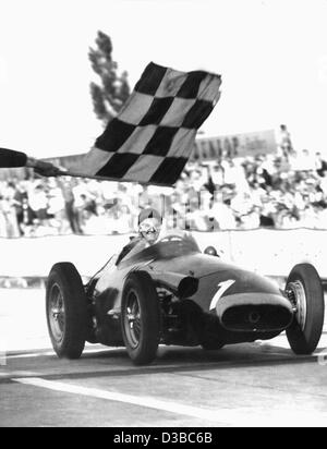 (Dpa) - pilote de formule un Argentin Juan Manuel Fangio franchit la ligne d'arrivée du Grand Prix d'Allemagne sur le Nürburgring racing course, l'Allemagne, 4 août 1957. Il a remporté le titre de champion du monde pour la cinquième fois. Banque D'Images