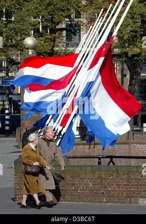 (Afp) - les drapeaux sont en berne en l'honneur de feu le Prince Claus dans le centre-ville de La Haye, Pays-Bas, 10 octobre 2002. Le mari de Sa Majesté la Reine Beatrix est décédé le 6 octobre dans un hôpital à Amsterdam à l'âge de 76 ans. Ses funérailles auront lieu le 15 octobre. Banque D'Images