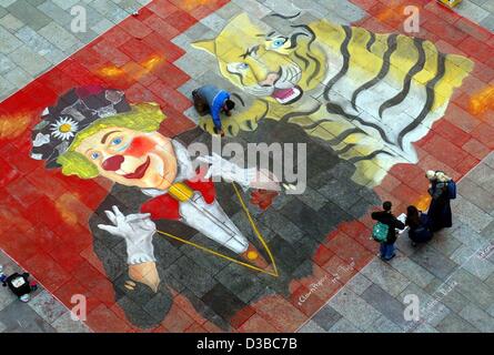 (Afp) - Les passants regardent Andre Pohl remplissant une immense peinture de rue près de la cathédrale de Cologne, 29 octobre 2002. La peinture est de 13 x 15 mètres grand et présente le clown russe Popov et d'un tigre. L'artiste avait travaillé 24 heures non stop et a écrit pour avoir créé le plus grand Banque D'Images