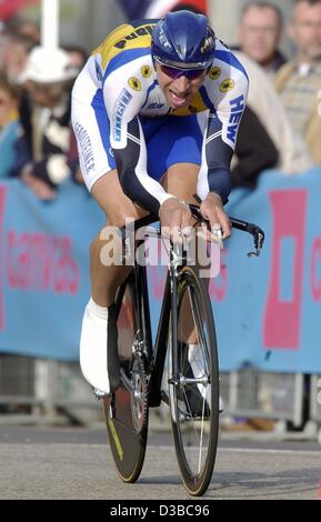 (Afp) - L'Allemand Michael Rich cycliste les derniers mètres de cycles l'élite hommes course contre la montre des Championnats du monde de cyclisme sur route à Zolder, Belgique, 10 octobre 2002. Il a terminé la 40,4 km deuxième et a remporté l'argent. Banque D'Images