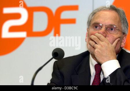 (Afp) - Markus Schaechter, directeur général de la station de télévision publique allemande ZDF, l'air pensif pendant une conférence de presse au siège de la ZDF à Mayence, en Allemagne, le 11 octobre 2002. En raison de la dépression générale dans le secteur de la publicité la ZDF a pour économiser les dépenses de 50 millions d'euros par an. Banque D'Images