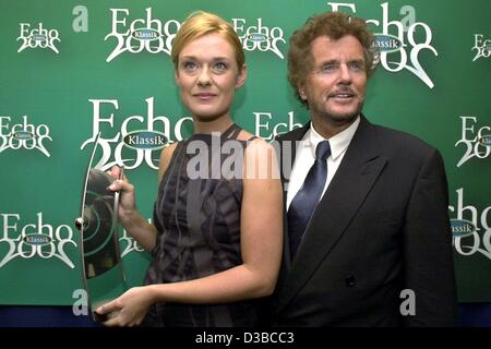 (Afp) - La chanteuse tchèque Magdalena Kozena pose avec le réalisateur allemand Dieter Wedel et son trophée après avoir remporté le prix de la musique classique 2002 Echo dans la catégorie 'Best Opera Recording' lors de la cérémonie à Francfort, 13 octobre 2002. Le prix est présenté dans 20 catégories par la Deutsche Phono-Akademie. Banque D'Images