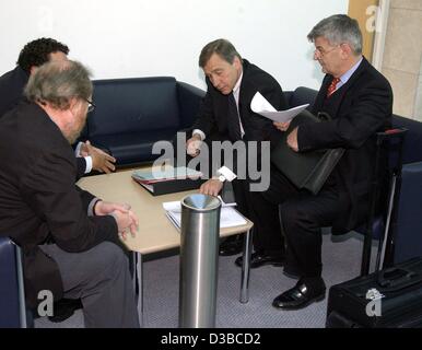 (Afp) - Le ministre allemand des Affaires étrangères Joschka Fischer (R), l'économie et du ministre désigné Wolfgang Clement (2e à partir de L), la ministre de la Culture, laissant Julian Nida-Ruemelin (couverte) et Wolfgang Thierse (L), Président du Bundestag allemand, parlez-en avant de la coalition à Berlin, 11 Octo Banque D'Images