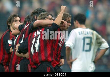 (Afp) - Le milieu de terrain du Bayern Michael Ballack (R) est profondément déçu alors que les joueurs de Milan jubilate après avoir remporté le match Ligue des Champions de l'AC Milan contre le FC Bayern Munich à Milan, Italie, 23 octobre 2002. Milan a gagné 2:1. Banque D'Images