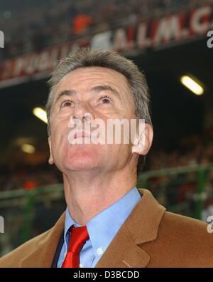 (Afp) - L'entraîneur de football Bayern Ottmar Hitzfeld semble jusqu'à un certain scepticisme lire la partition du conseil au cours de l'UEFA Champions League correspondre à l'AC Milan contre le FC Bayern Munich à Milan, Italie, 23 octobre 2002. Milan a gagné 2:1. Banque D'Images