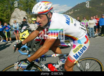 (Afp) - le cycliste italien Paolo Bettini de l'équipe Mapei-Quick Step cycles au cours du 96ème Tour de Lombardie à Bergame, Italie du nord, 19 octobre 2002. Bien qu'il n'a pas gagner la course il s'est classé premier au classement général et a remporté la Coupe du monde. Le "Giro di Lombardia' est la dernière course de la coupe du monde Banque D'Images