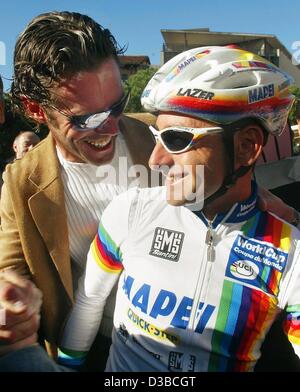 (Afp) - le cycliste italien Paolo Bettini accueille son compatriote Mario Cipollini (L) au début de la 96e Tour de Lombardie à Cantu, Italie du nord, 19 octobre 2002. Le "Giro di Lombardia' est la dernière course de la coupe du monde cette année à la saison. La tour, conduit de Cantu à Bergame sur une distance de Banque D'Images