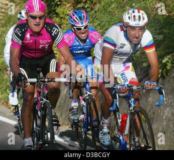 (Afp) - le cycliste allemand Matthias Kessler de l'équipe Telekom (L) et les cyclistes italien Alessandro Cortinovis (C, Lampre-Daikin) et Paolo Bettini (Mapei-Quick Step) cycle au cours du 96ème Tour de Lombardie à Bergame, Italie du nord, 19 octobre 2002. Le "Giro di Lombardia' est la dernière coupe du monde de Banque D'Images