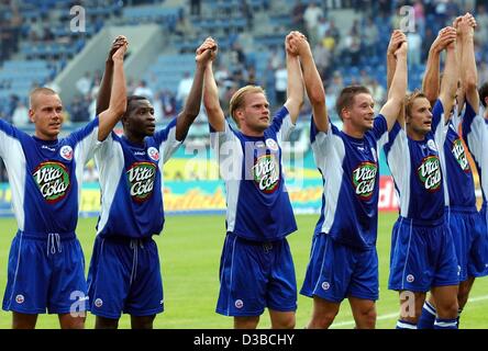 (Afp) - Les joueurs de soccer club allemand FC Hansa Rostock remercient leurs fans pour leur soutien après le match contre le le 1er FC Nuernberg à Rostock, Allemagne, 17 août 2002. L-R : Marcus Lantz (Suède), Godfried Aduobe (Ghana), René , Rydlewicz, Ronald Maul et Marco Vorbeck. Le match s'est terminé 2:0 Banque D'Images