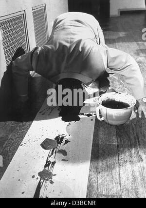 (Afp) - L'artiste coréen Nam June Paik plonge sa tête dans un pot de chambre rempli de couleur puis peint avec sa tête sur le papier bannière sur le plancher, au cours d'un événement Fluxus à Wiesbaden, Allemagne de l'Ouest, 1962. Paik, né le 20 juillet 1932 à Séoul, Corée du Sud, propose à l'Allemagne en 1956 et b Banque D'Images