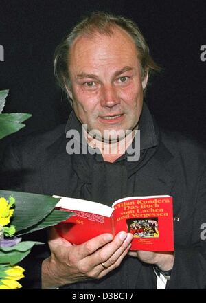 (Dpa) - acteur autrichien Klaus Maria Brandauer feuilletant un livre au cours d'un festival de théâtre en Hanover-Herrnhausen, 29 juillet 1997. Klaus Maria Brandauer, né comme Klaus Steng le 22 juin 1944 à Alt Aussee, en Autriche, étudie le théâtre à Stuttgart, Allemagne. Il a commencé en tant qu'acteur de la Wiener Burgthe Banque D'Images