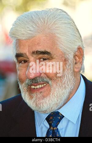 (Afp) - L'Acteur Mario Adorf, représenté à Berlin, 7 octobre 2002. Il est venu à Berlin pour présenter son dernier film intitulé 'Epsteins Nacht' ('Epstein's Night'). Le film raconte l'histoire de l'homme juif qui se réunit après Jochen Epstein 55 ans son tourmenteur de son temps dans un camp de concentration nazi. Mario Adorf Banque D'Images