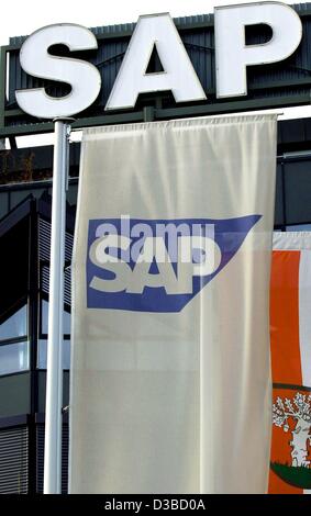 (Afp) - Le logo de la société de logiciels SAP est vu sur l'entreprise siège allemand à Walldorf, près de Heidelberg, Allemagne, 29 janvier 2003. En dépit de ventes plus faibles, SAP a levé le bénéfice du quatrième trimestre de 2002 jusqu'à 474 millions d'euros de 319 millions un an auparavant, le géant du logiciel a déclaré 30 allemand Banque D'Images