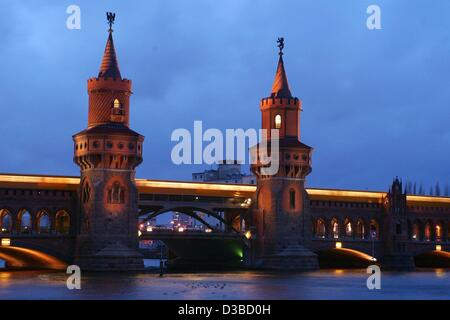 (Afp) - Un train métropolitain disques durs sur le pont Oberbaum à Berlin, 28 janvier 2003. Le pont traversant la rivière Spree a été initialement construit comme un pont de bois en 1724 et fut pendant des siècles le plus long pont à Berlin. Il a été reconstruit avec ses deux tours et d'un viaduc pour la première ele Banque D'Images