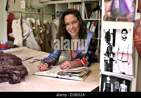 (Afp) - Le créateur de mode de Anja Gockel Dessine un croquis dans son studio à Mainz, Allemagne, 29 janvier 2003. Elle a des clients au Japon, en Arabie Saoudite et aux Etats-Unis. Le 34-year-old designer est la préparation jusqu'à présent son plus grand défilé de mode à la fashion fair 'cpd woman man' à partir du 2 février dans Du Banque D'Images
