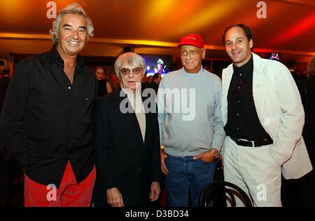 (Afp) - Flavio Briatore, Directeur Général de Renault F1 UK ; les Britanniques la Formule Un tycoon Bernie Ecclestone ; la Formule Un coureur professionnel autrichien Niki Lauda et ancien coureur de Formule 1 et actuel directeur de BMW Motorsport Gerhard Berger (L) de poser pour les photographes à l'Audi Banque D'Images