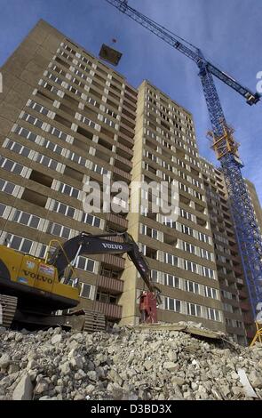 (Afp) - Une grue soulève le toit de pierre plaqué un "Plattenbau" domaine de l'habitation comme la maison est démolie dans Berlin-Marzahn, Allemagne, 22 janvier 2003. De nombreuses zones d'habitation des "Plattenbau (bâtiments préfabriqués industriellement template) qui ont été construites à l'époque de l'ex-RDA sont vacants et sont n Banque D'Images