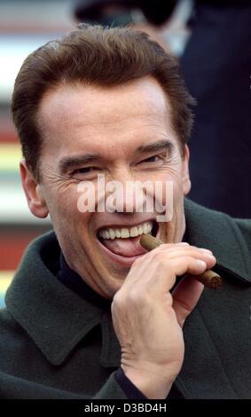 (Afp) - née à l'Autrichienne Hollywood star Arnold Schwarzenegger est en meilleure humeur et a un cigare dans sa bouche à la course du Hahnenkamm de Kitzbühel, Autriche, 25 janvier 2003. Banque D'Images