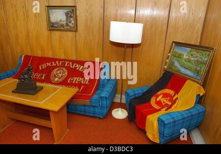 (Afp) - un rouge-noir-golden drapeau national de l'ancienne République démocratique allemande (RDA) est drapé sur un canapé dans le salon de l'ex-RDA le ministre de la défense, à l'intérieur du bunker de l'armée du peuple allemand dans la région de Harnekop près de Berlin, 15 janvier 2003. Le bunker de l'armée du peuple est-allemand (Natio Banque D'Images