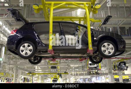 (Afp) - Les premières voitures de la 'Signum' modèle du fabricant de voiture Adam Opel AG sont produites dans la production d'Opel à Rüsselsheim, Allemagne site, 13 janvier 2003. Le nouveau modèle est basé sur le modèle "Vectra" avec la différence que l'empattement est élargie. Cela donne aux passagers des sièges arrière extr Banque D'Images