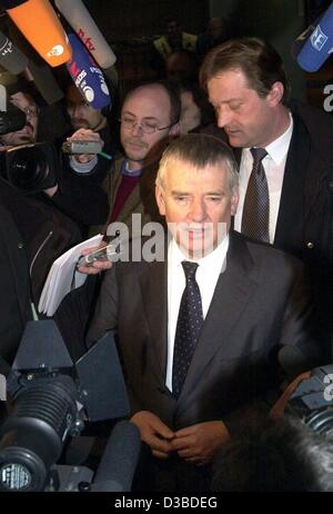 (Afp) - Le ministre de l'Intérieur allemand Otto Schily (avant) est entouré par les médias comme il arrive pour parle de la dispute de la paye de la fonction publique à Potsdam, Allemagne, le 8 janvier 2003. Le 10 janvier, les employeurs et les représentants syndicaux sont parvenus à un accord de compromis pour près de trois millions de service public allemand wor Banque D'Images