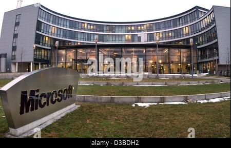 (Afp) - Le siège allemand du géant du logiciel Microsoft est photographié à Unterschleissheim, près de Munich, le 24 janvier 2003. Microsoft Allemagne est la plus grande filiale européenne de l'américain Microsoft Corporation. Elle a été fondée le 25 janvier 1983 avec seulement six employés, aujourd'hui, la comp Banque D'Images