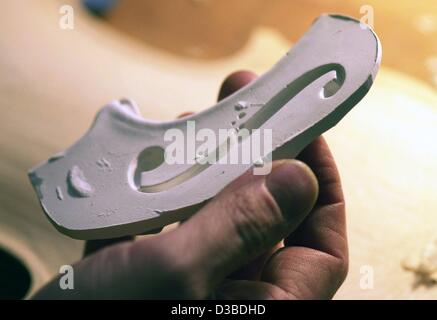 (Afp) - Un luthier tient le plâtre d'un original f-trou pour un Bergonzi viola dans un studio à Hambourg, Allemagne, 15 janvier 2003. Le f-trous cast servira de modèle pour une reproduction Bergonzi viola. Luthiers Andreas Hampel et Susanne Riebesehl exécuter un petit violon studio à H Banque D'Images