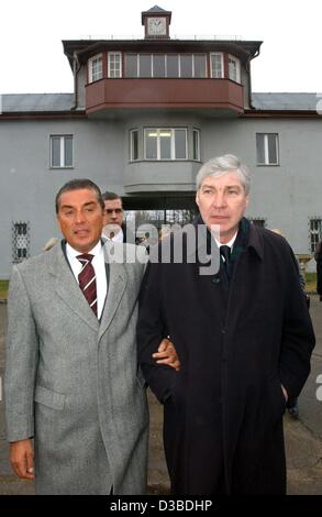 (Afp) - Michel Friedman (L), vice-président du Consistoire Central des Juifs allemands et animatrice, promenades du bras avec Michael Sommer, Président de la fédération des syndicats allemands 'Deutscher Gewerkschaftsbund' (DGB), qu'ils assistent à une cérémonie de commémoration au camp de concentration Sachsenhausen Banque D'Images