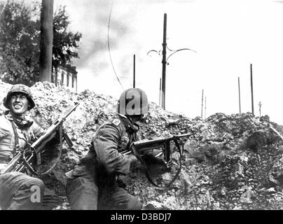 (Afp) - Des soldats allemands d'infanterie de la lutte dans les rues pendant la bataille de Stalingrad, à Stalingrad, l'Union soviétique (aujourd'hui Volgograd, Russie), sans date. La bataille de Stalingrad (août 1942 - Février 1943) a été la seconde guerre mondiale décisive victoire soviétique qui a cessé de l'allemand Banque D'Images