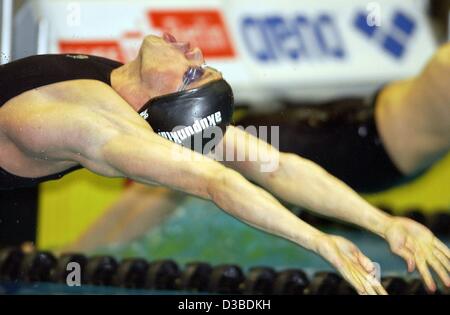 (Afp) - L'Allemand Thomas Rupprath nageur plonge dans le 50m dos finale au cours d'une Coupe du Monde à Berlin, 26 janvier 2003. Rupprath a remporté l'événement de courte durée en 23,53 secondes et est préférable de gagner la première place au classement général, la prime fixée à 50 000 dollars. Banque D'Images