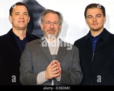 (Dpa) - US acteurs Leonardo DiCaprio (L) et Tom Hanks (R) posent avec nous film réalisateur Steven Spielberg lors de la présentation de leur nouveau film "Arrête-moi si tu peux" à Berlin, le 26 janvier 2003. Dans le film, basé sur une histoire vraie, DiCaprio joue un escroc qui réussit à se faire passer Banque D'Images