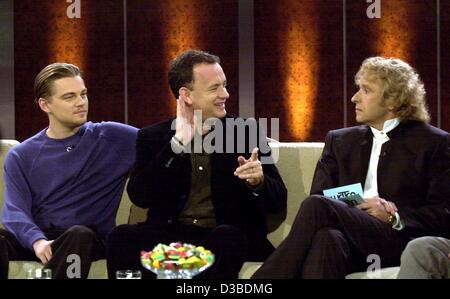 (Dpa) - US acteurs Leonardo DiCaprio (L) et Tom Hanks (C) parler à émission-allemand Thomas Gottschalk hôte (R) au cours de l'émission de télévision allemande "Wetten Dass... ?' (pari que... ?), dans Offenbach, Allemagne, 25 janvier 2003. Les stars de Hollywood la promotion de leur nouveau film "Arrête-moi si tu peux' pendant la plus su Banque D'Images