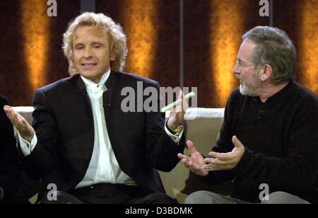 (Afp) - le réalisateur américain Steven Spielberg parle avec le débat allemand Thomas Gottschalk hôte (L) au cours de l'émission de télévision allemande "Wetten Dass... ?' (pari que... ?), dans Offenbach, Allemagne, 25 janvier 2003. La star hollywoodienne fait la promotion de son nouveau film "Arrête-moi si tu peux' pendant la plus réussie TV show Banque D'Images