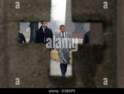 (Afp) - Michel Friedman (C), vice-président du Consistoire Central des Juifs allemands et animatrice, est vu à travers une croix comme il arrive au camp de concentration de Sachsenhausen à Oranienburg, au nord de Berlin, le 27 janvier 2003. Sur cette année, la journée de commémoration pour les victimes des Nazis la resista Banque D'Images