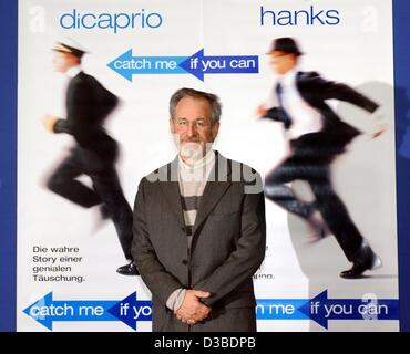 (Afp) - le réalisateur américain Steven Spielberg pose devant une affiche de film en avant de la première Allemande de son nouveau film "Arrête-moi si tu peux" à Berlin, le 26 janvier 2003. Le film, basé sur une histoire vraie, est sur la réussite d'un artiste qui parvient à se faire passer pour plusieurs identités alors que chas Banque D'Images