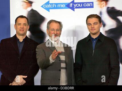 (Afp) - les acteurs américains Tom Hanks (L) et Leonardo DiCaprio (R), ainsi que des films américains réalisateur Steven Spielberg posent devant une affiche de film en avant de la première Allemande de leur nouveau film "Arrête-moi si tu peux" à Berlin, le 26 janvier 2003. Le film, basé sur une histoire vraie, est sur la réussite d'un escroc (D Banque D'Images