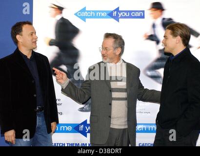 (Afp) - les acteurs américains Tom Hanks (L) et Leonardo DiCaprio (R), ainsi que des films américains réalisateur Steven Spielberg posent devant une affiche de film en avant de la première Allemande de leur nouveau film "Arrête-moi si tu peux" à Berlin, le 26 janvier 2003. Le film, basé sur une histoire vraie, est sur la réussite d'un escroc (D Banque D'Images