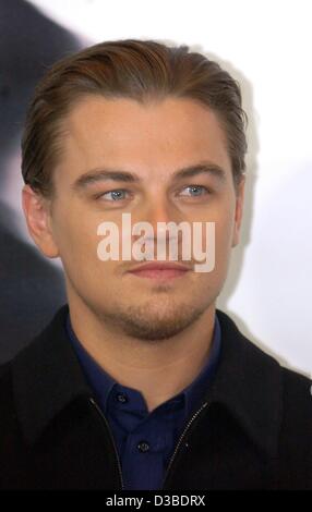 (Afp) - L'acteur américain Leonardo DiCaprio présente à Berlin, 26 janvier 2003. Dans son nouveau film, 'Arrête-moi si tu peux", il joue un escroc qui réussit à se faire passer pour plusieurs identités alors que poursuivi par le FBI. Banque D'Images