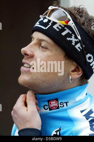 (Afp) - le cycliste allemand Jan Ullrich de la côte de l'équipe se prépare pour l'entraînement avec sa nouvelle équipe à Gandia près de Valence, Espagne, le 18 janvier 2003. Ullrich a signé un contrat de trois ans avec l'équipe allemande à l'heure actuelle plus de succès l'autre. Banque D'Images