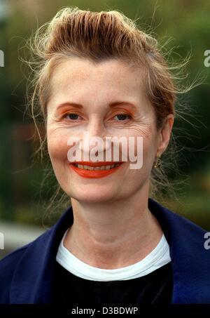 (Afp) - L'écrivain et dramaturge autrichien Elfriede Jelinek sourit avant de recevoir le prix de littérature 1998 Buechner à Darmstadt, Allemagne, 17 octobre 1998. Elle est l'auteur de pièces de théâtre ainsi que le roman Die Klavierspielerin' ('Le professeur de piano"), qui a été adapté pour le cinéma Banque D'Images