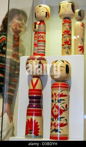 (Afp) - poupées de Kokeshi japonaise des régions de Togatta Naruka et sont exposées dans le Musée Municipal de Brunswick, Allemagne, 22 janvier 2003. En plus de 70 poupées de l'époque Edo (1603-1867) autres œuvres du Japon sont indiqués lors de l'exposition, qui se déroule jusqu'au 23 février 2003. Banque D'Images