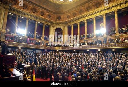 (Afp) - Les 900 membres du parlement allemand et français membres de l'Assemblée nationale assister à une première réunion conjointe dans le château de Versailles, près de Paris, le 22 janvier 2003. Les armoires se rassemblent pour célébrer le 40e anniversaire de l'Elysée traité qui a établi des relations amicales Banque D'Images